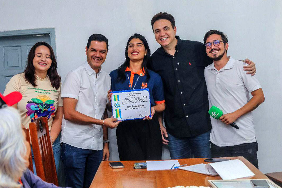 Deputado Cássio Gois entrega voto de louvor a jovem de Cacoal por destaque no Programa Jovem Senador 2024