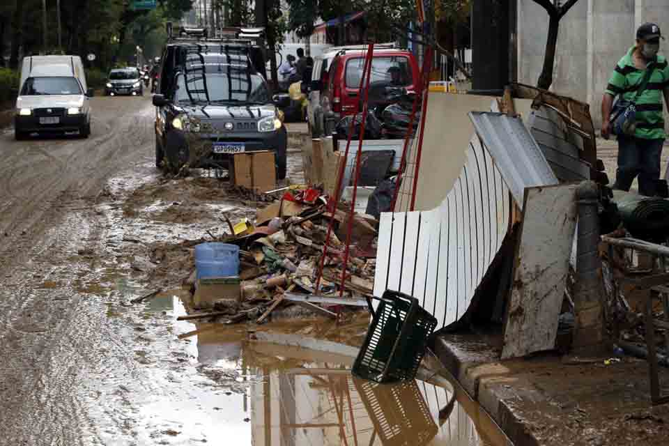 Tragédia em Petrópolis tem 217 mortos