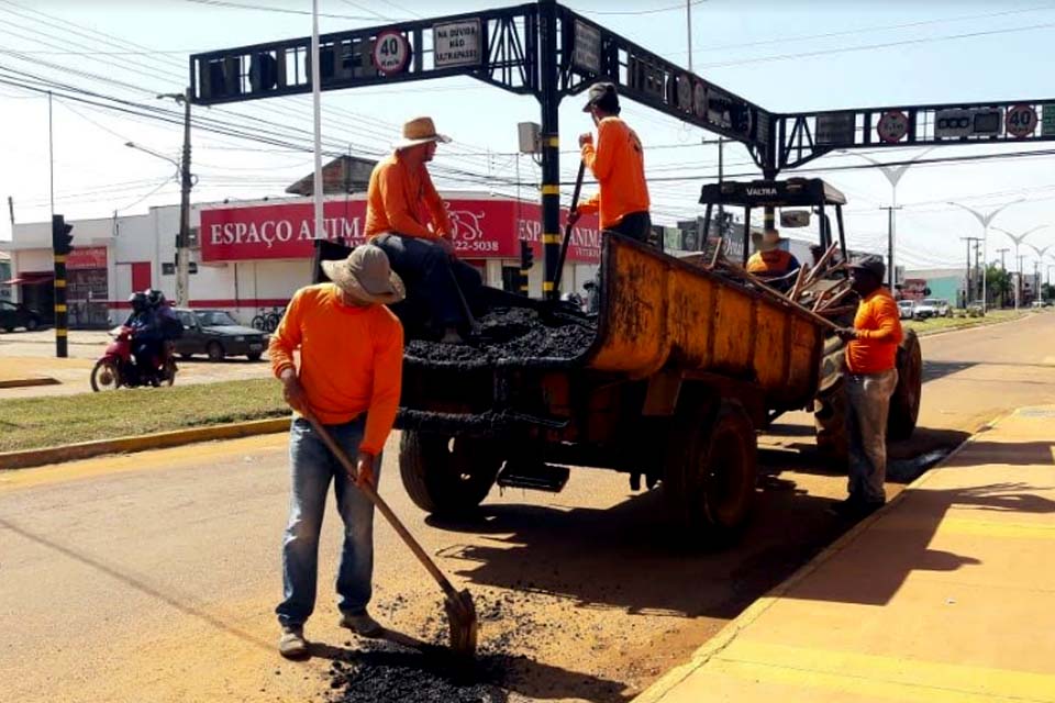 Operação tapa-buracos ganha força no período de chuvas com trabalhos da Secretaria Municipal de Obras