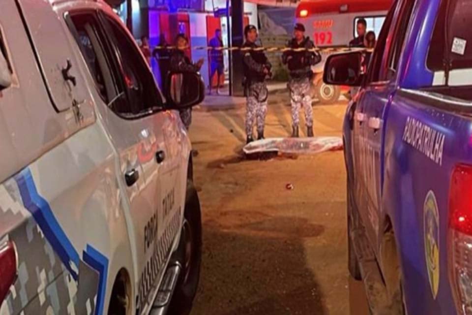 Homem é executado com vários tiros no meio da rua na zona leste