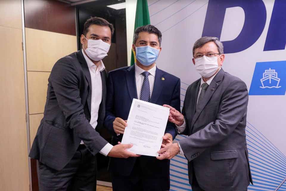 Durante reunião com Expedito Netto e Marcos Rogério diretor geral do DNIT garante que as obras da BR-429 serão retomadas em maio