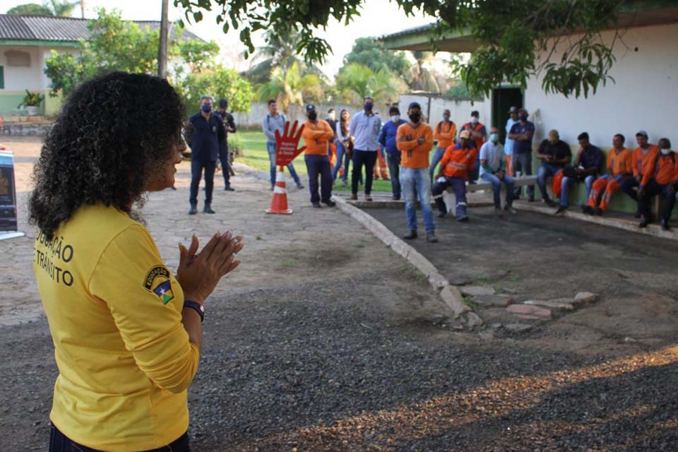 Motoristas e operadores de máquinas do DER participam de palestra sobre segurança no trânsito