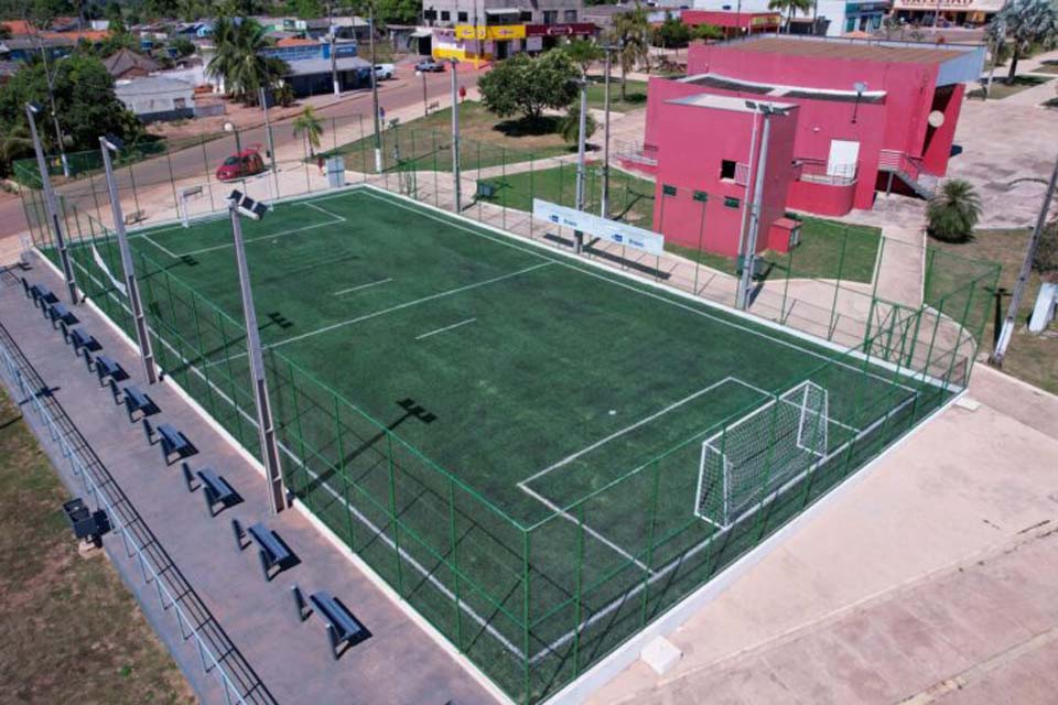 Governo entrega campo society com grama sintética na praça municipal de Parecis