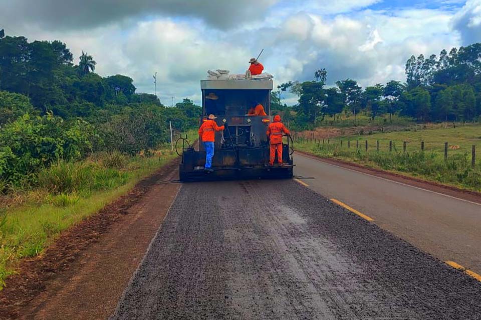 Governo executa 37 quilômetros de microrrevestimento na RO-370, entre Cabixi e trevo de Colorado do Oeste