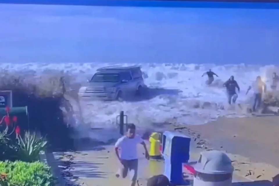 Onda forte ultrapassa faixa de areia e deixa 8 feridos nos Estados Unidos