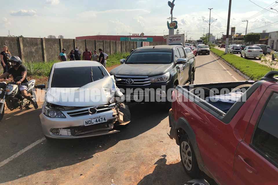 Acidente entre cinco veículos deixa duas vítimas feidas na zona leste