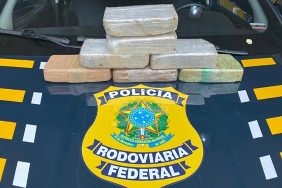 Em Porto Velho/RO PRF apreende mais de 7 quilos de cocaína em ônibus