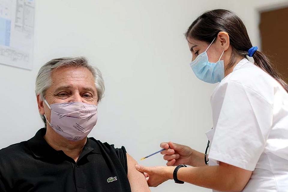 Presidente da Argentina, Alberto Fernández é vacinado com Sputnik V