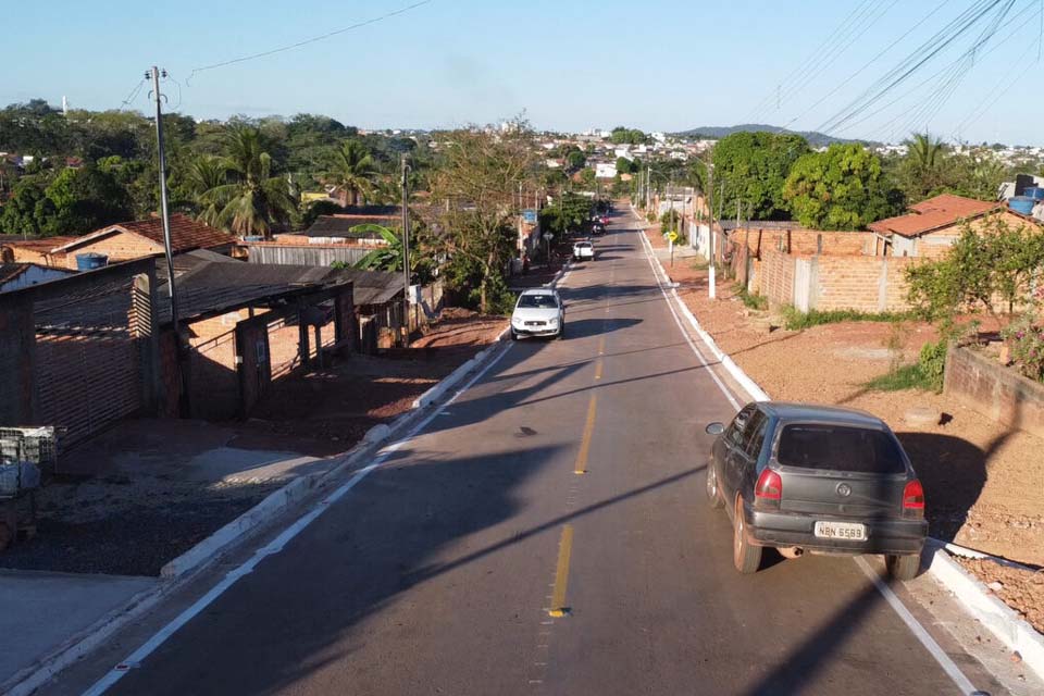 Governo inaugura asfaltamento da Rua Mário Quintana; obra envolveu equipes do DER