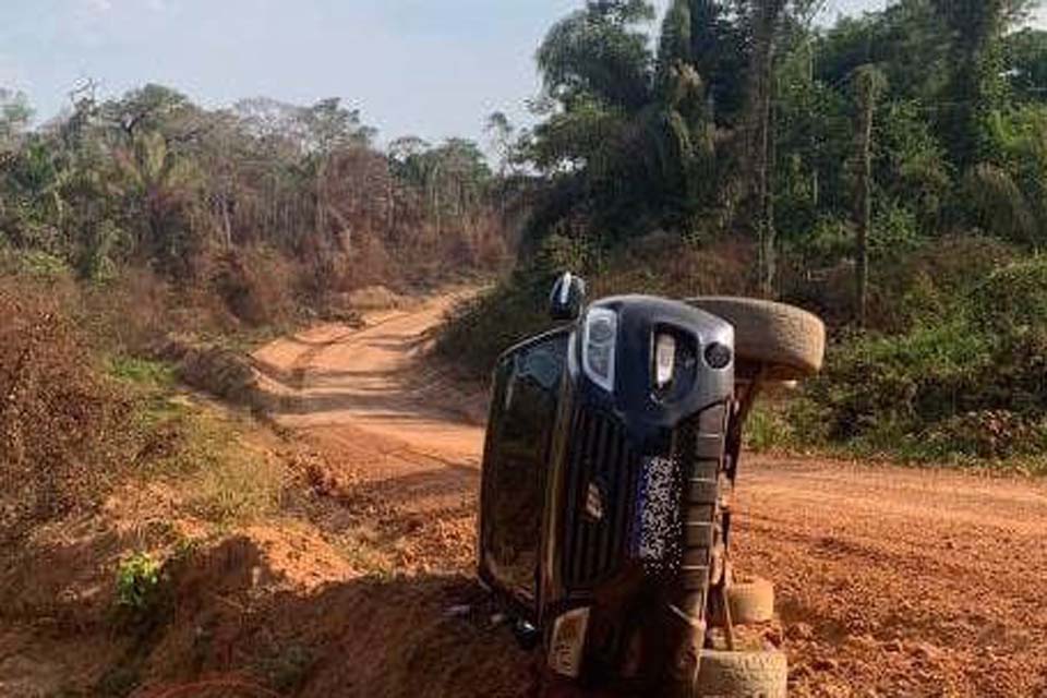 Carro tomba e ocupantes sofrem ferimentos próximo a Vilhena