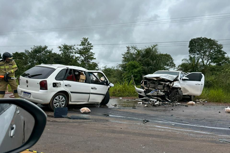 Colisão frontal entre carro e caminhonete deixa 3 mortos  na RO 010 