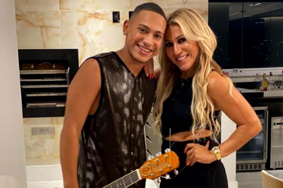 Cantor comemora sucesso profissional com ex-esposa do jogador Hulk