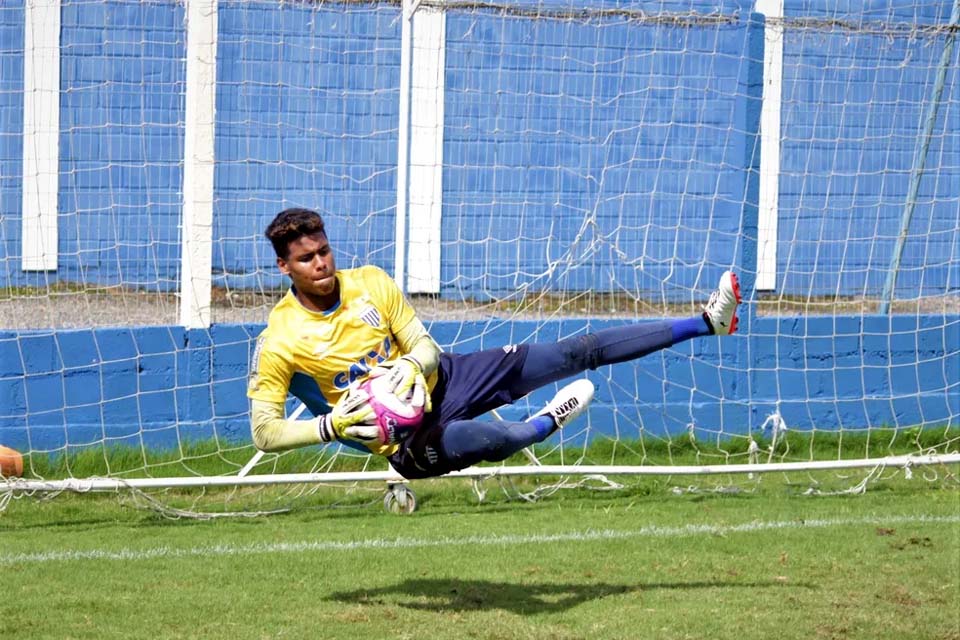 Em busca de minutos, Cláudio Vitor, ex-Avaí e Paraná, se destaca em estadual