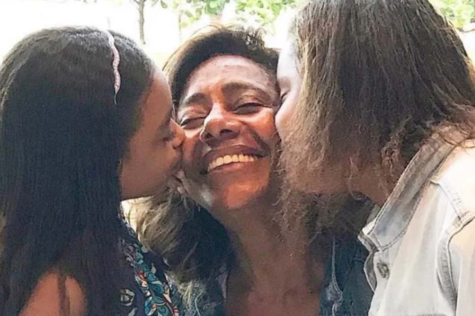 Filha de Gloria Maria homenageia a mãe, que faria 74 anos: 'Sua memória será eterna'