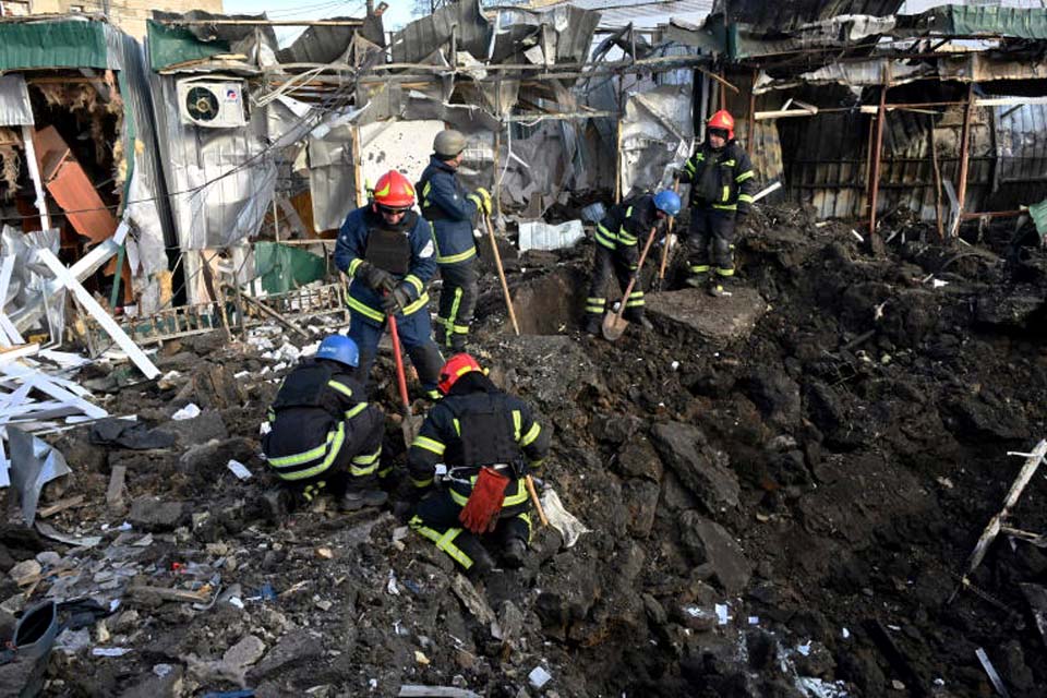 Bombardeio russo deixa 2 mortos em mercado no leste da Ucrânia