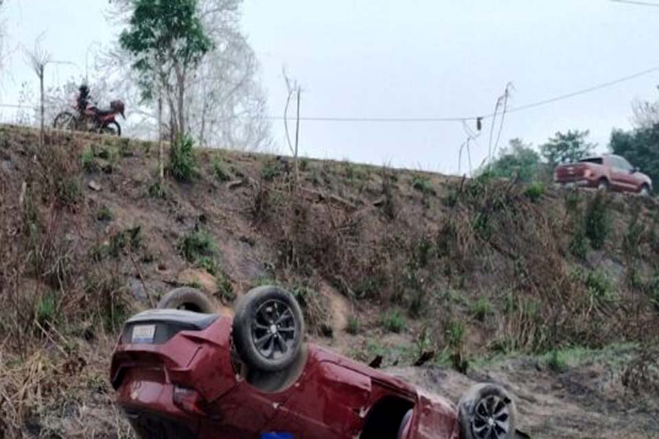 Carro fica destruído após capotar na BR-364 próximo ao depósito da Gazin