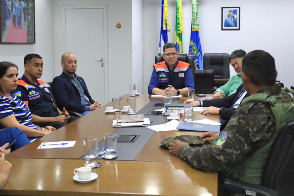 Marcos Rocha determina  intensificação no combate ao incêndio no Parque de Guajará-Mirim