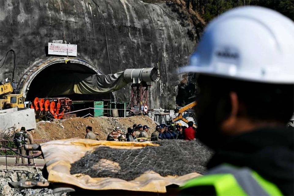 Equipe de resgate chega a trabalhadores presos há 16 dias em túnel na Índia