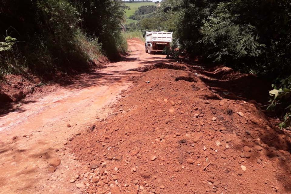 DER recupera pontos críticos em rodovias na região de Vilhena