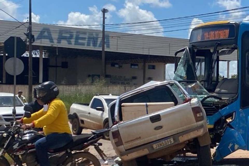 Caminhonete é arrastada por ônibus após avançar preferencial na zona leste