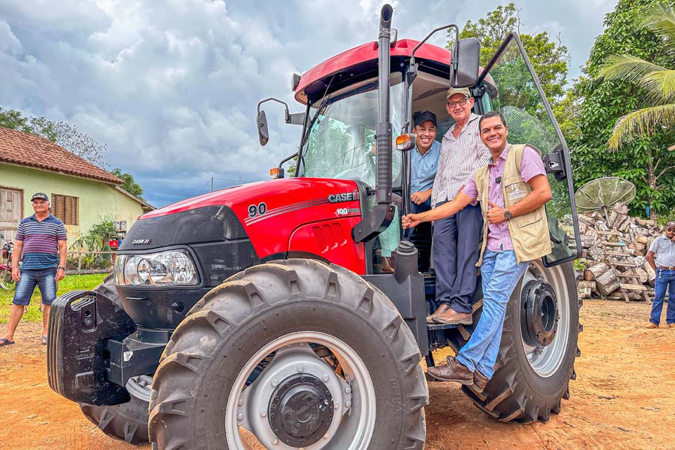 Deputado Cássio Gois fortalece agricultura familiar com investimento de R$ 300 mil em trator de última geração