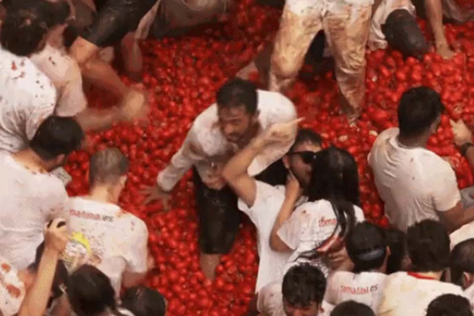 Milhares se reúnem em cidade da Espanha para grande guerra de tomate pelas ruas