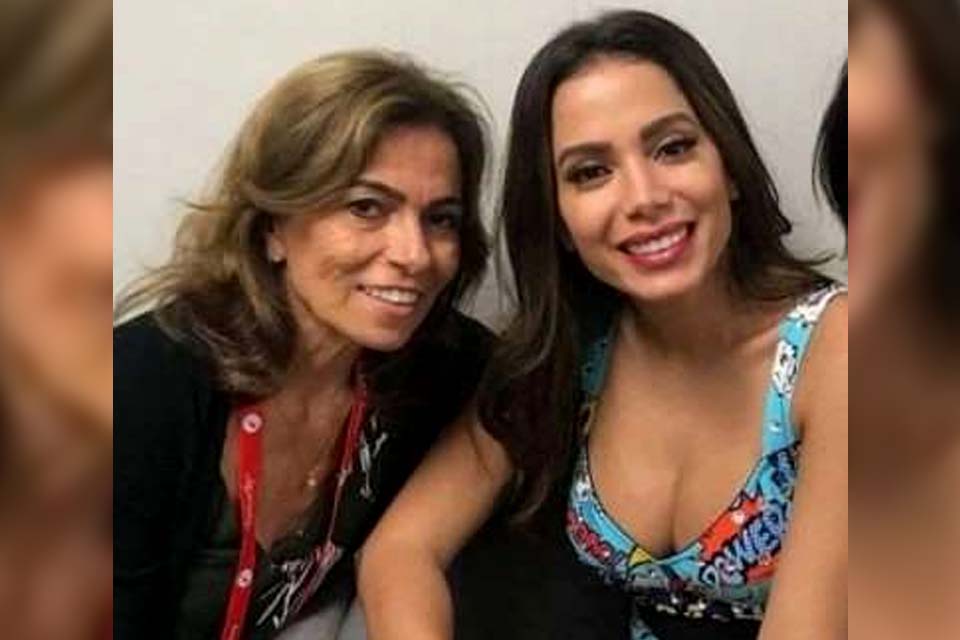 Anitta enaltece participação da mãe em seu novo clipe