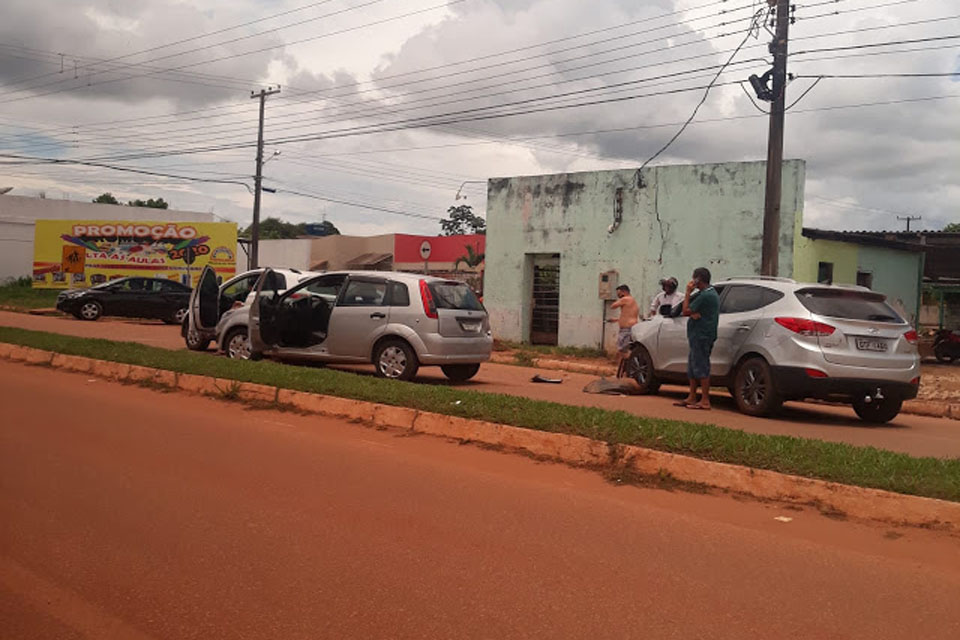 Engavetamento entre três veículos congestiona Avenida em Guajará