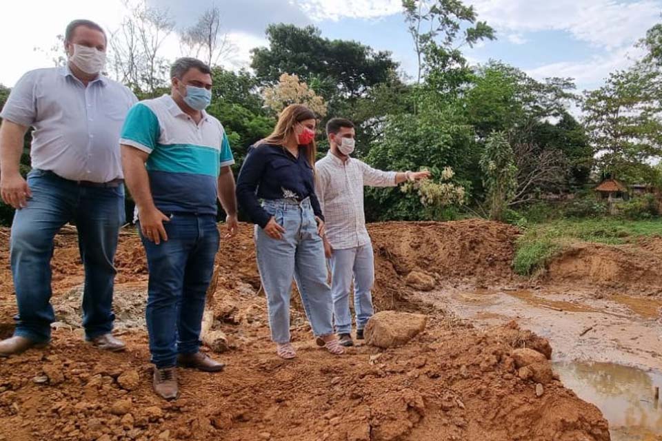 Prefeitura inicia construção da galeria de concreto na Rua Maranhão no setor 5