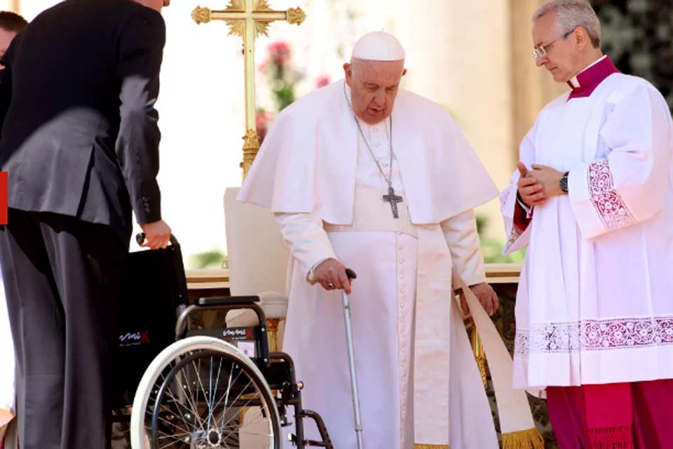 Com resfriado, papa Francisco passa por exames em hospital de Roma