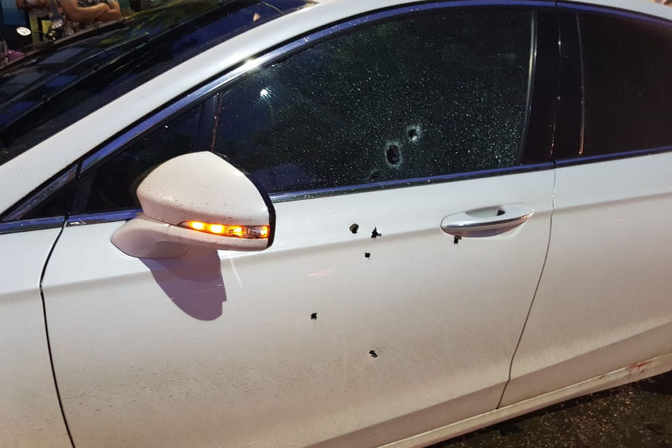 Homem tem carro alvejado com varios tiros na zona leste de Porto Velho