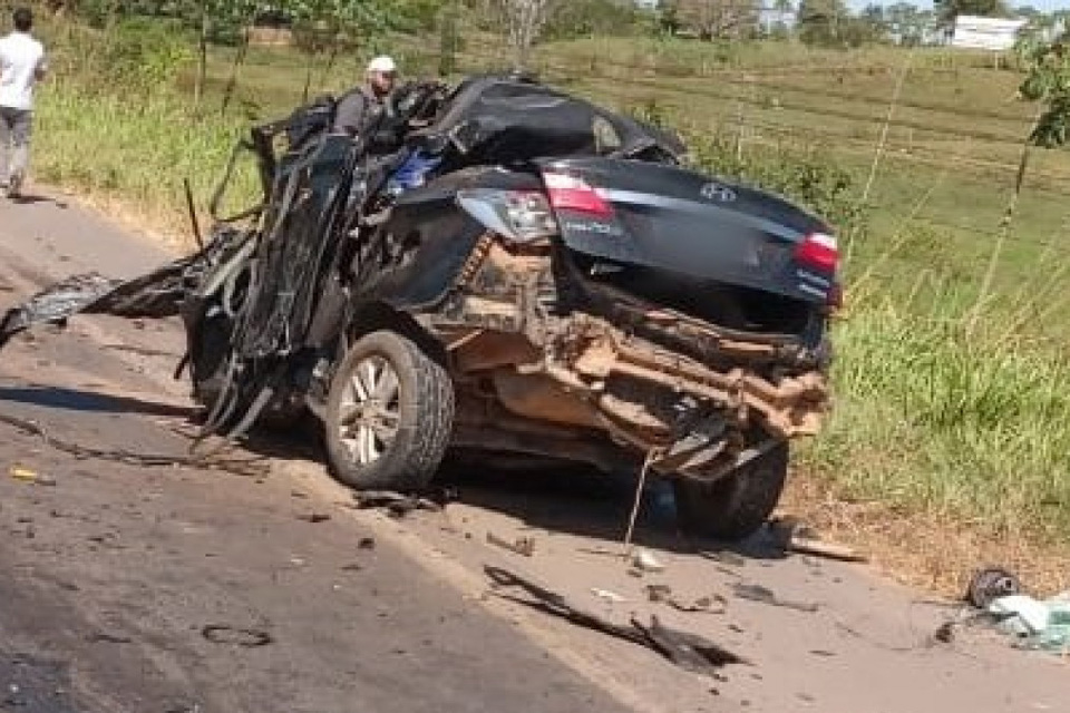 Colisão frontal entre carro e carreta deixa vítima fatal na saída de Ji-Paraná