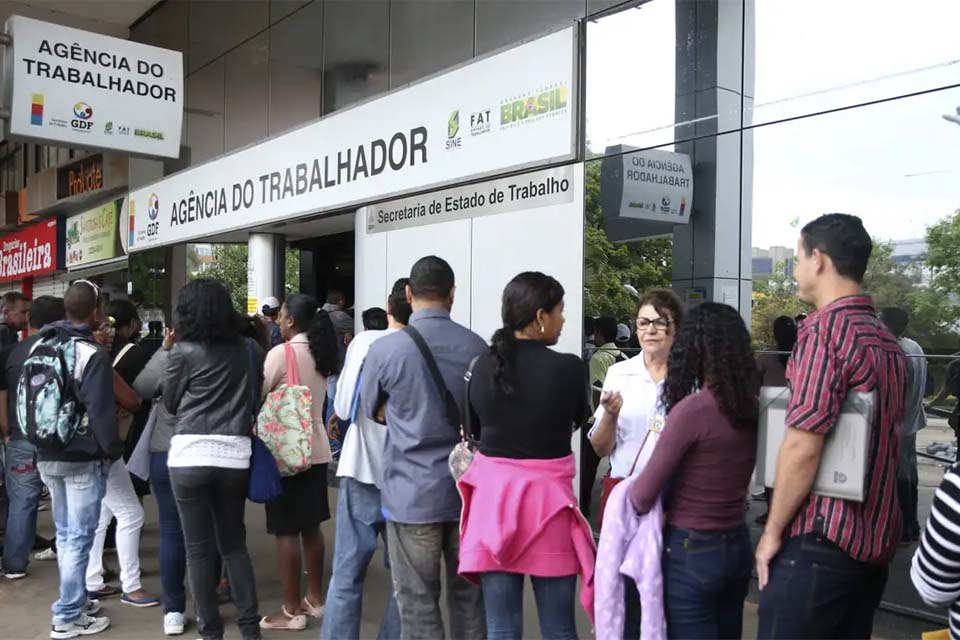 Taxa de desemprego fica em 7,8% no trimestre encerrado em fevereiro, aponta IBGE