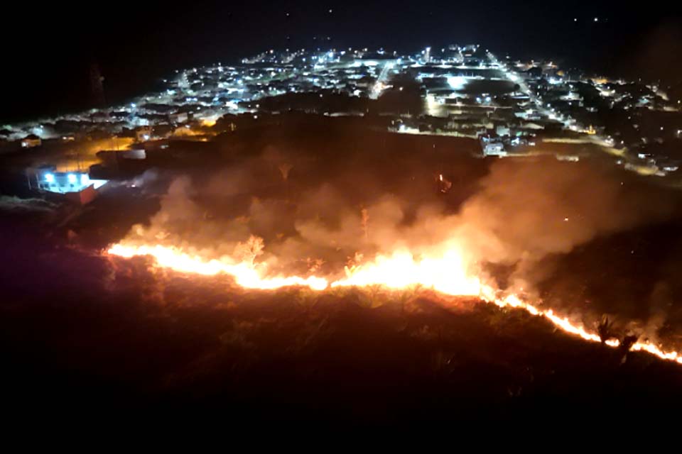 Jaru: grande incêndio consome vegetação próxima ao perímetro urbano