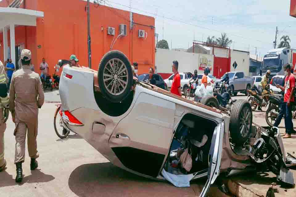 Carro capota após colisão em cruzamento no bairro Nova Porto Velho