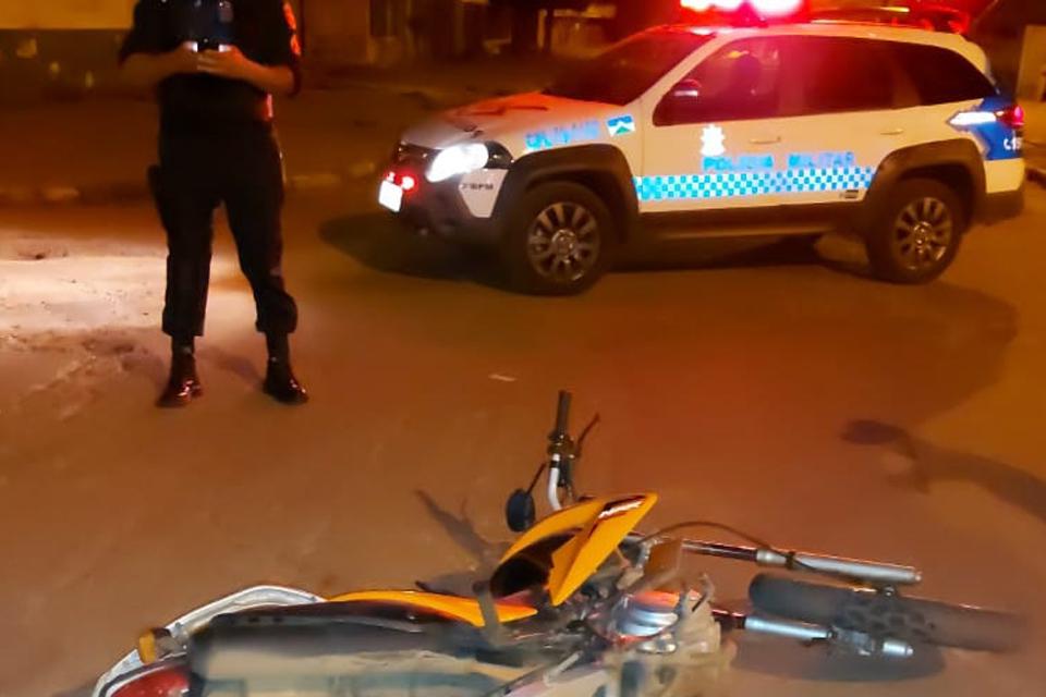 Motociclista fratura clavícula após acidente em que motorista evadiu-se