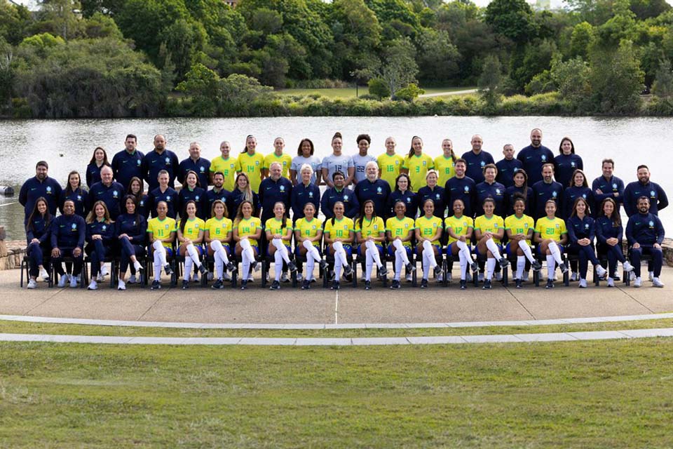 Em meio a treinos, seleção feminina faz foto oficial da Copa do Mundo