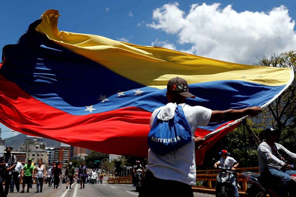 Venezuelanos protestam por serviços públicos e escassez de combustível