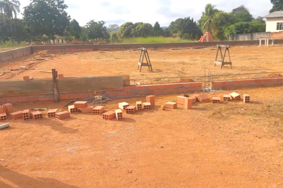 Moradores do distrito Bom Jesus são contemplados com campo de futebol sintético