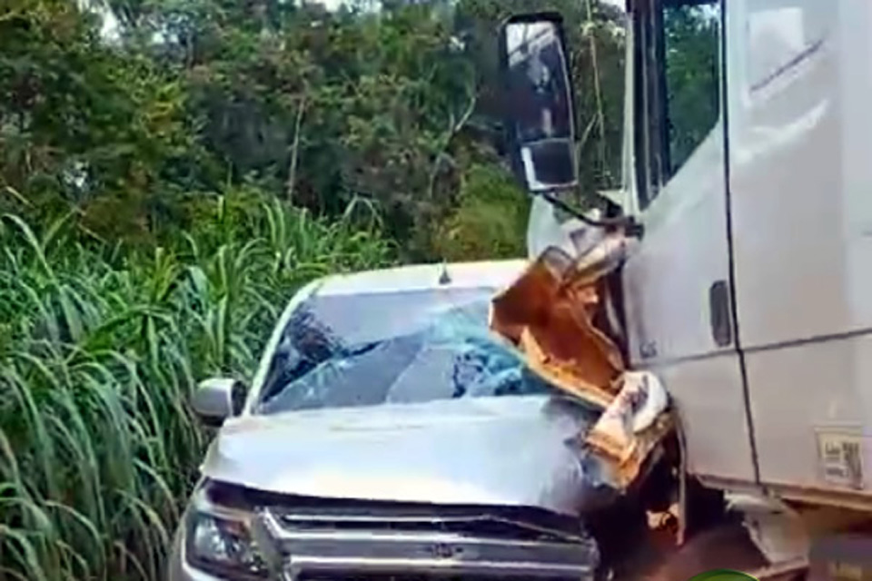 Três feridos em acidente entre caminhonete e carreta  na linha P. 50