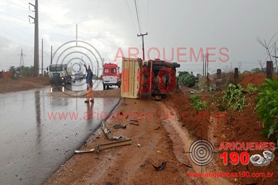 Caminhão caçamba tomba após colisão na RO-257