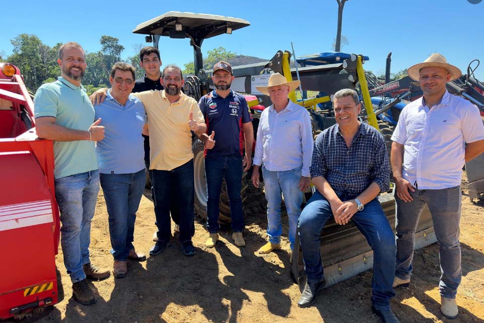 Laerte Gomes realiza entrega de trator agrícola para a associação Asprovarija do município de Monte Negro