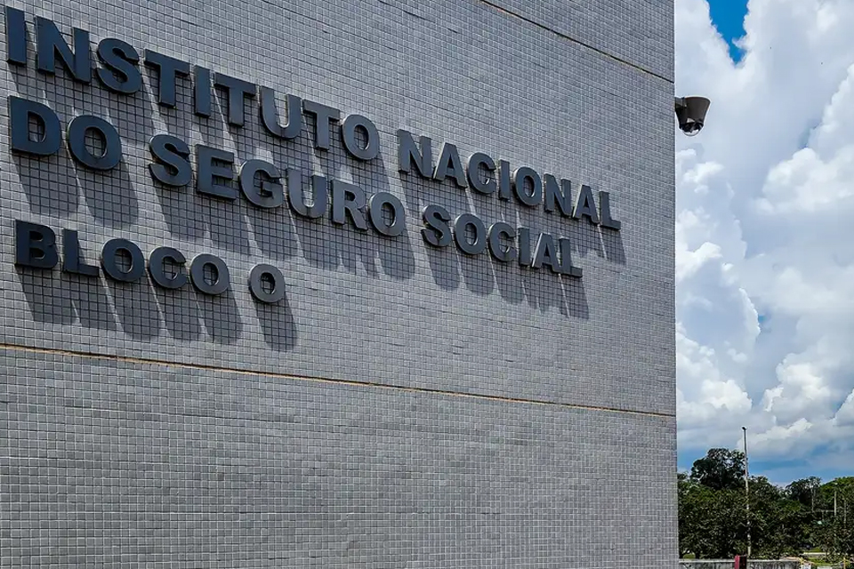 Servidores do INSS entram em greve por tempo indeterminado