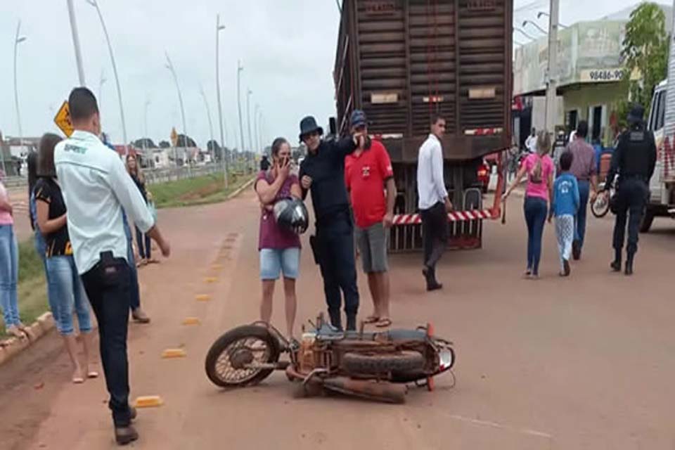 Motociclista morre após cair embaixo de caminhão boiadeiro 