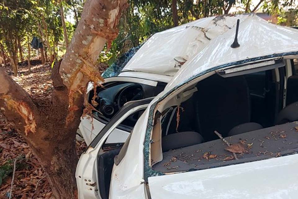 Mulher morre após motorista perder controle do carro e bater em Árvore 