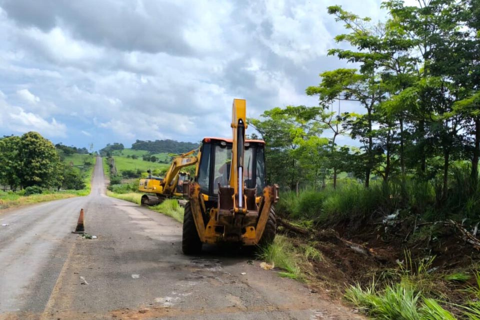 Limpeza mecanizada garante mais segurança e visibilidade na RO-135 em Alta Floresta do Oeste