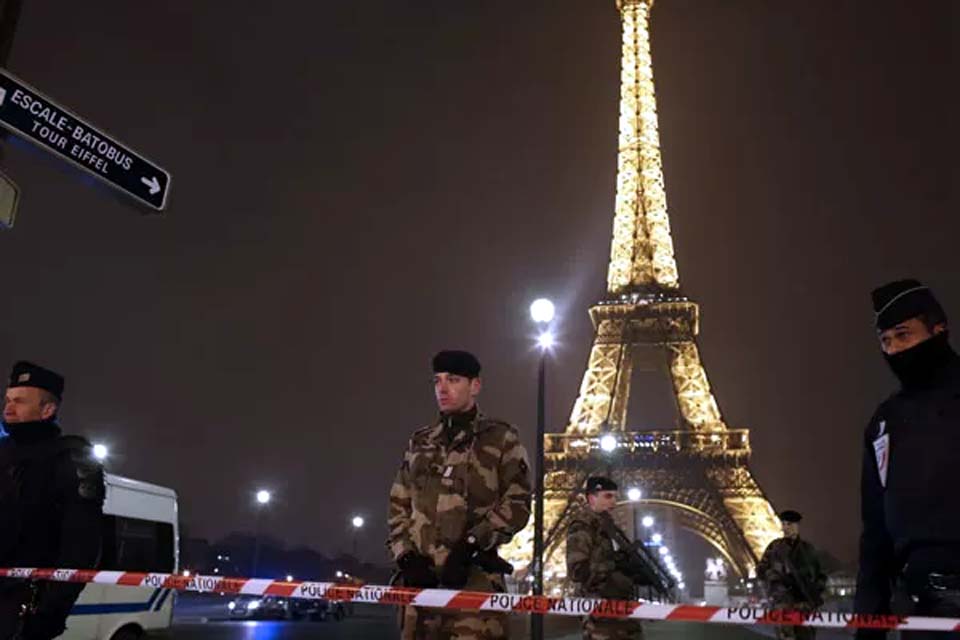 Torre Eiffel, em Paris, é evacuada após ameaça de bomba