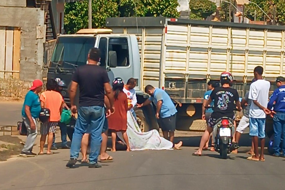 Motociclista fica ferida após colisão com caminhão Boiadeiro no centro 