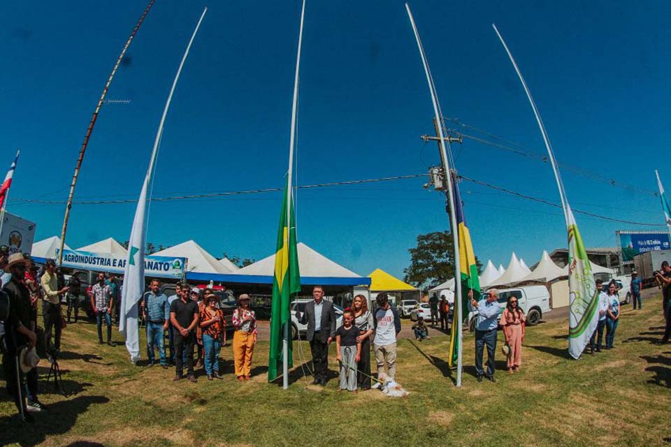 Hasteamento das bandeiras da 9ª Rondônia Rural Show sinaliza que Estado está pronto para acolher o Brasil e o mundo na maior feira do agro do Norte, de 23 a 28 de maio