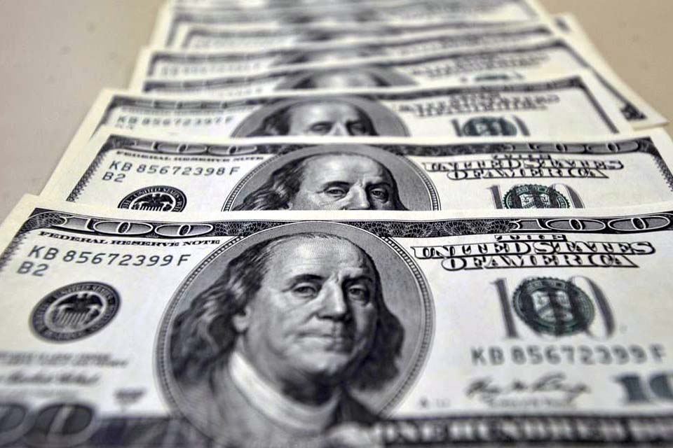 Dólar fecha no maior valor em um mês em dia de tensões externas